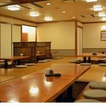 Omote Kouji - 店内は畳の個室や掘りごたつなど、落ち着いてくつろぐことができる空間となっています。気の合う仲間同士や大人数での宴会などあらゆるシーンに対応が可能です