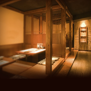 The title "照明がおりなす隠れ庵" can be translated to "The Hidden Retreat Created by Lighting."