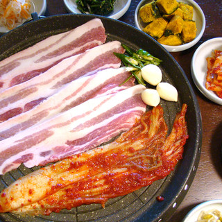 ＜サムギョプサル＞は食感の良いネギサラダをご一緒に◎