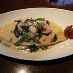 キラク - ほうれん草とエビのホワイトソースオムライス（1,000円）