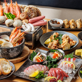 アルコールやソフトドリンク。30種類以上のドリンクを飲...