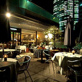 六本木の真ん中というアクセスのよさながら、 オープンエアのテラスをもつ「リストランテ オステリア」