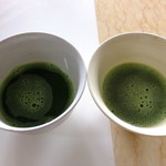 上林春松本店 - 向かって左側：伊藤久右衛門抹茶：右側が上林春松抹茶はキメ細かく泡立っています♪