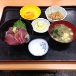 盛印盛岡青果食堂 - ワンコインの鉄火丼。鮪は鉢鮪ですが生の鮪が使われています。