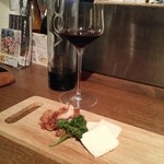 22012469 - 前菜
                      チーズの燻製
                      甘いタレのチキン