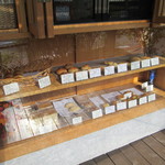 穂土 - ショーケースは外に剥き出し