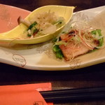 食彩香房わび助 - つきだし（左は白菜、しめじのお浸しの上に揚げた白魚　右は鶏肉）