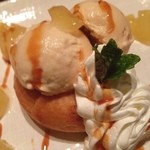 くいもの屋わん - 熱々りんごパイに
塩キャラメルアイス！