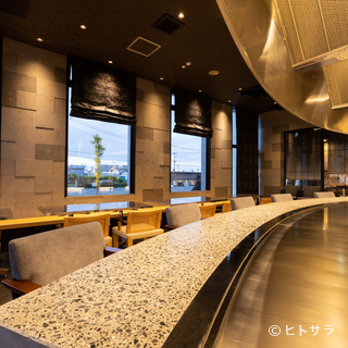 2人を囲む、幻想的な空間で大人デート。選べるコースも充実