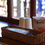 カプリシオ - 窓辺の席で午後のひとときを楽しむ