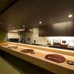 すっぽん料理 ・ 割烹くぼた - 白木の一枚板のカウンター席は、ゆったりとして清々しい雰囲気