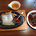 トマト＆オニオン - もちチーズハンバーグ（税別699円）+スープバーセット（税別399円）