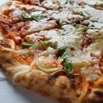 PIZZA YOSHIDA - 玉ネギ、ピーマン、ベーコン、サラミのミックスピザ