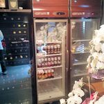 キャラバン - ワインセラーの横にはキャラバン特製のドレッシングが