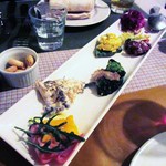 Osteria Pino Giovane - 前菜の盛り合わせ　6品
                      　パパイヤとモルタデッラ
                      　キノコとカニのマヨネーズ和え
                      　ブロッコリーと白身のフリット
                      　アスパラと卵のタルタル
                      　カポナータ
                      　白身のフリットと紫キャベツのマリネ