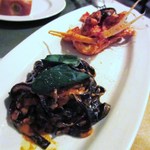 Osteria Pino Giovane - 手長エビのトマトクリームソース　イカ墨を練り込んだ手打ちのタリアテッレ