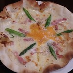 LINO - ビスマルク：アスパラ・ベーコン・半熟卵のホワイトソースピザ