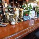 まさと - 店内（カウンターのネコちゃん）これ以上は人が多く撮れませ～ん！