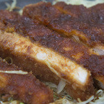 名古屋名物 みそかつ 矢場とん - 鉄板ロースとんかつのアップ