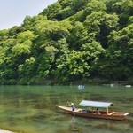 茶寮 八翠 - 翡翠色に輝く保津川の眺めをお楽しみください。