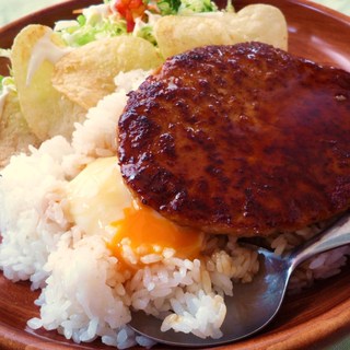 地域で愛されてきたハンバーグ。注文が入ってから焼き上げます