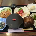 陣 - 日替わりランチ￥750　デザート、小鉢付きです