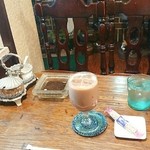 アイビー - アイスココア¥550。ルマンドが一つ付いてきた。　テーブルの上には、お洒落なシュガーケースと、コーヒーのカスを敷いた灰皿。