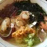 国民宿舎　えぼし荘 - 豪華な魚介類、のだ塩海鮮ラーメン