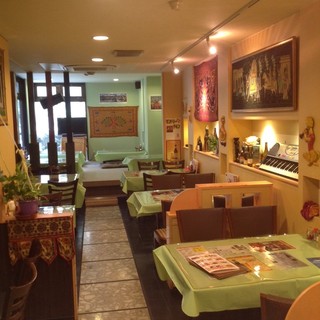 シーンに合わせた席選びが可能！エスニックな雰囲気の店内