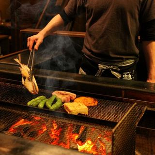 【特大の焼き台で仕上げる】一気に焼く事で旨みを閉じ込めます。