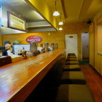 らーめん本郷亭 - 厨房を囲む長いカウンター席のみの空間