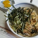 八百義 - かきあげうどん。希望すれば味噌汁ももらえます。