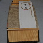 うおすけ - 2016.01　舟型の木箱入り