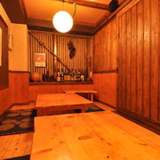 ＜個室完備＞最大34名様宴会可能◎木目香る、癒しの空間