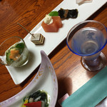 悠久の宿　滝美館 - 夕飯…………食前酒はゆず酒。酒肴…大子蒟蒻、柿博多、トマト寄せ、鰊の昆布巻き、カラスミ。小鉢…タコの和え物