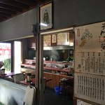 満洲飯店 - 2016年3月。入口前でオトーサン寝てます。
