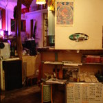 Namak Cafe - 入口付近です　足元に大きなスピーカー　頭上にはハチの巣？
