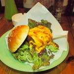 ブラウン トースト - BTハンバーガー（チーズ、ハラペーニョトッピング）