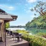 茶寮 八翠 - 嵐山の絶景が楽しめる特等席。テラス席で上質な時間をお楽しみください。