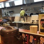 幸楽苑 - 手前、二台のチャーハンマシン。
むこうは、ラーメン用の野菜を炒めていました。