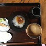 蕎麦屋二想 - ツユ、薬味とともに一品出される。本日は大根おろしにそばつゆのジュレのようなものがかかったもの。さらにおそらく蕎麦の実と思われるものがのっていました。