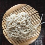 蕎麦屋二想 - 二種盛り(900円)一枚目の更科。二枚目に県内産と国内産のブレンドの田舎蕎麦が出たのですが、思わず半分食べてから、写真撮り忘れていたことを思い出す。テヘッ。