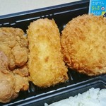 Tonkatsu Shinjuku Saboten Asakusa Rox Mae Ten - 左から鶏唐揚げ・カニクリームコロッケ・魚介トリオの海鮮カツ…