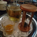 吉祥寺 多奈加亭 - ハーブティーはガラスのポットで出されます☆お好みでハチミツもどうぞ♪