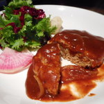 Carbo - デミソースハンバーグを切ったところ