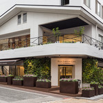 STAR JEWELRY CAFE & Chocolatier - 元町仲通りと代官坂通りの角地