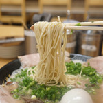 Hakata Ikkosha Sohon Ten - 麺のリフトアップ