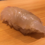 Sushi Arai - 鯛。表面は仄かに落ち着きながらもプリッとした歯ごたえ。旨味はそこまで強くなく煮切りの塩分が不足。舎利に負ける。