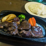 ステーキハウス・キッチンブル - 「ステーキランチ」（1,200円+税）のメイン。これにスープとサラダがつきます。美味しいお肉と絶品ソース。