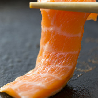 焼肉のように刺身を楽しむ【海鮮刺身焼しゃぶ】をどうぞ！